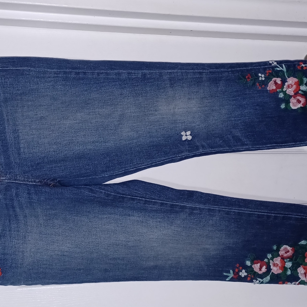 LADIES JEANS.